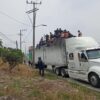 Aseguran a 300 migrantes en un tráiler en la autopista Veracruz-Puebla.