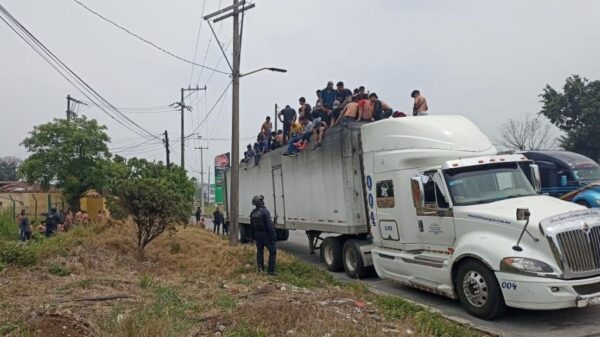 Aseguran a 300 migrantes en un tráiler en la autopista Veracruz-Puebla.