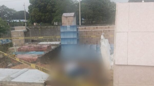 Fallece hombre frente a la tumba de su hija.