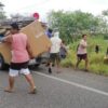 Pobladores roban pantallas de un tráiler accidentado en Tabasco.