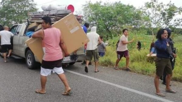 Pobladores roban pantallas de un tráiler accidentado en Tabasco.