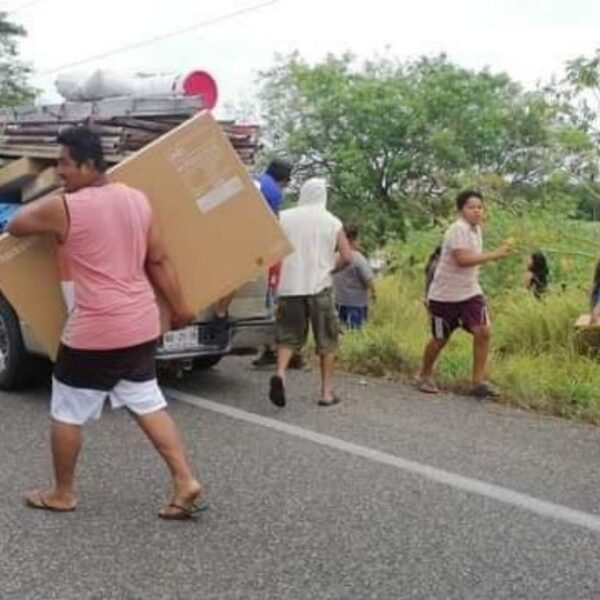 Pobladores roban pantallas de un tráiler accidentado en Tabasco.