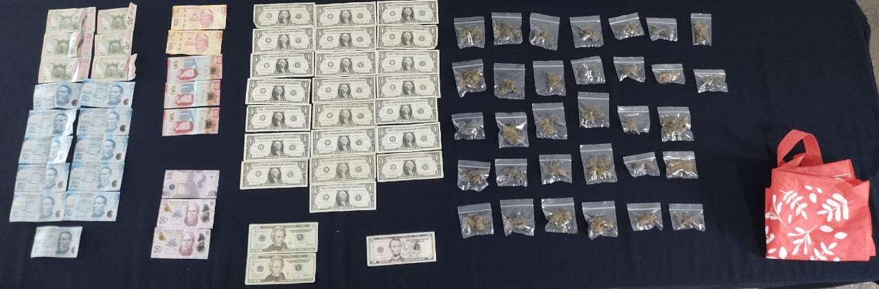 Caen narcomenudistas en la Zona Hotelera de Cancún; les decomisaron varias dosis con marihuana y dinero en efectivo.