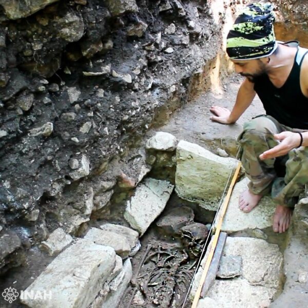 Hallan entierro prehispánico en la Zona Arqueológica de Palenque.