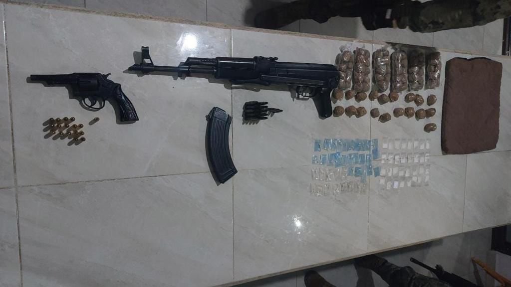 Detienen a ‘Pelones’ extorsionadores en Tulum; transitaban en una camioneta cobrando extorsiones en la zona costera; les decomisaron armas y droga.