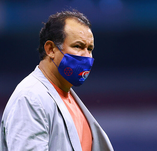 Juan Reynoso se va contra la afición de Cruz Azul