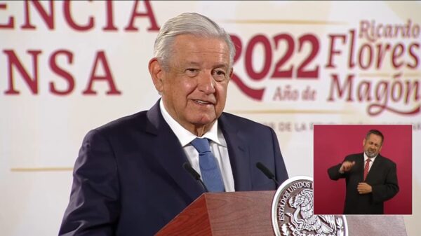 Anuncia AMLO reunión para ordenar espacio aéreo