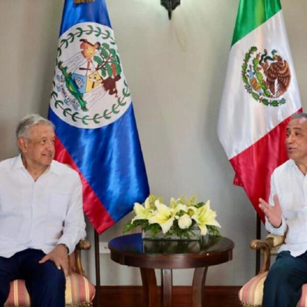 Llega AMLO a Belice; se reunirá con primer ministro John Briceño