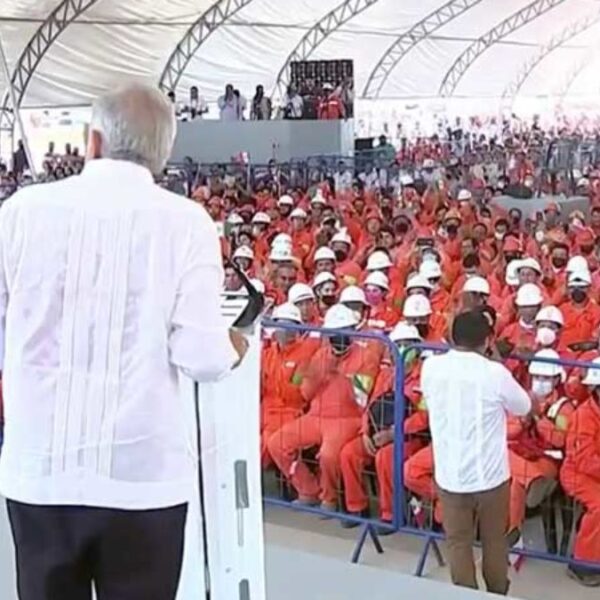 Conmemora AMLO el Día del Trabajo con miles de obreros en Dos Bocas.