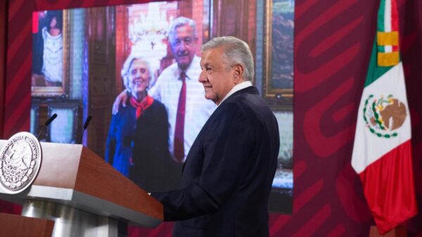 Elenita Poniatowska cumple 90 años; “la mejor escritora de México”: AMLO