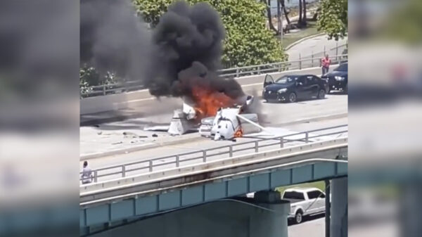 Avioneta choca contra auto en puente de Miami