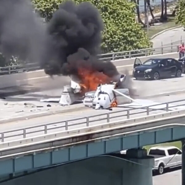 Avioneta choca contra auto en puente de Miami