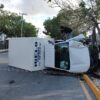 Camioneta choca y vuelca en la SM 247 de Cancún