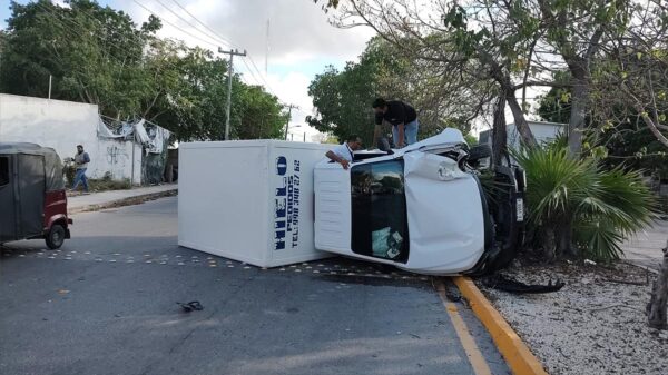 Camioneta choca y vuelca en la SM 247 de Cancún