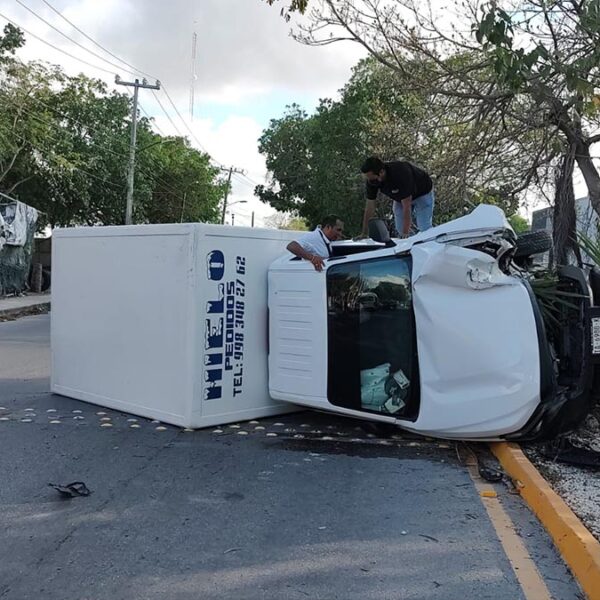 Camioneta choca y vuelca en la SM 247 de Cancún