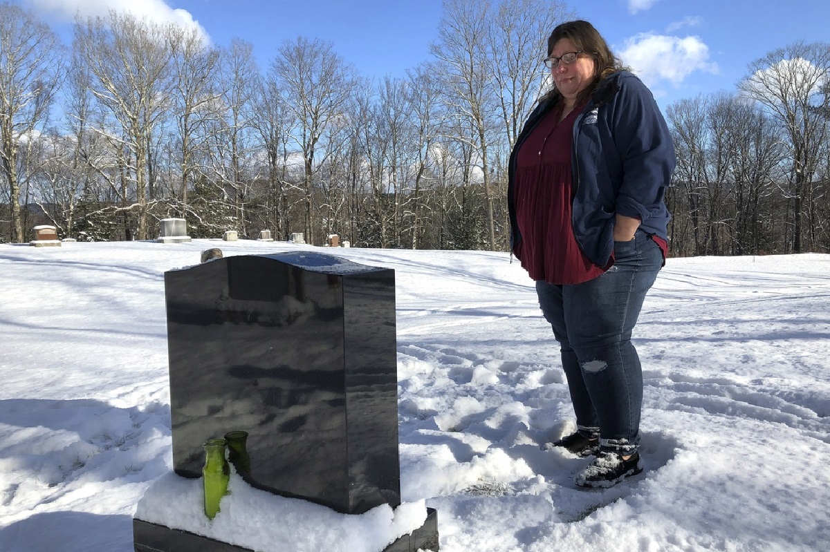 Una madre visita la tumba de su hija, muerta por sobredosis a los 23 años en Vermont, Estados Unidos, el 9 de diciembre de 2021. Foto Ap
