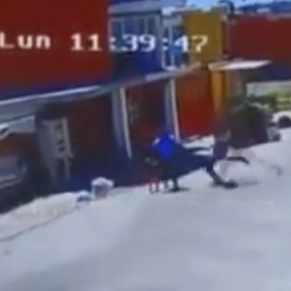 Adicto patea brutalmente a niña y su madre