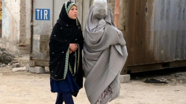 Prohíben talibanes que hombres y mujeres coman juntos en público