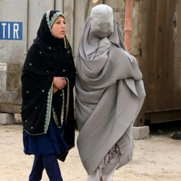 Prohíben talibanes que hombres y mujeres coman juntos en público