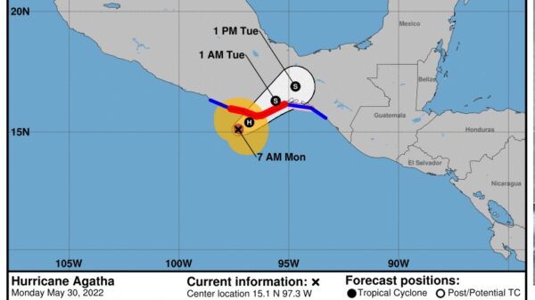 ‘Agatha’, de categoría 2, a tan sólo 90 km de las costas de Oaxaca