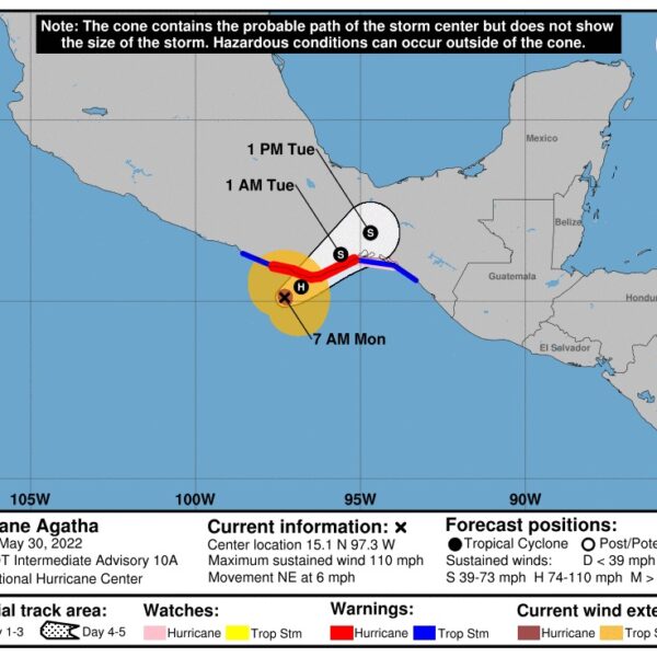 ‘Agatha’, de categoría 2, a tan sólo 90 km de las costas de Oaxaca