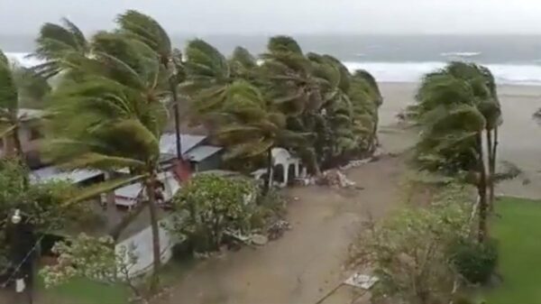 Agatha toca tierra en Oaxaca como huracán categoría 2