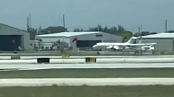 Pasajero aterriza avión privado al incapacitarse el piloto