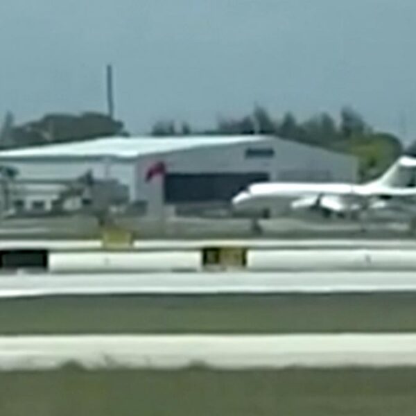 Pasajero aterriza avión privado al incapacitarse el piloto