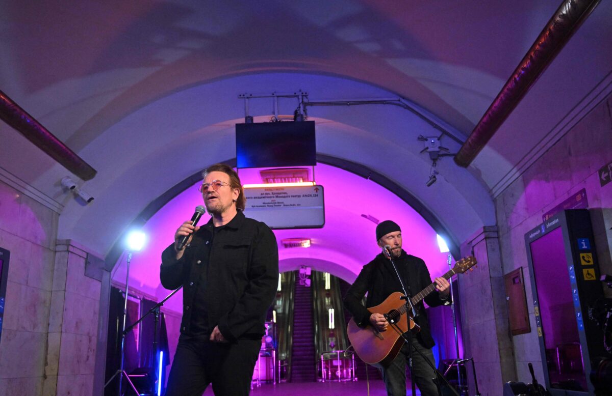 Bono realiza concierto de la paz en el metro de Kiev, Ucrania