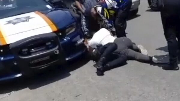 Mujer policía es sometida por mujer de la Guardia Nacional