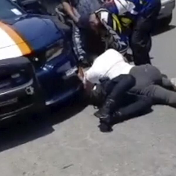 Mujer policía es sometida por mujer de la Guardia Nacional