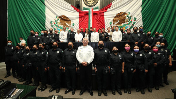 Carlos Joaquín entregó la medalla al Mérito Policial en reconocimiento a la labor en favor de la sociedad