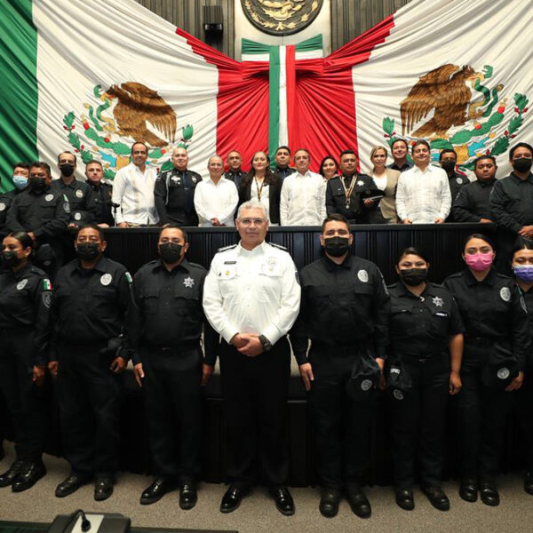 Carlos Joaquín entregó la medalla al Mérito Policial en reconocimiento a la labor en favor de la sociedad