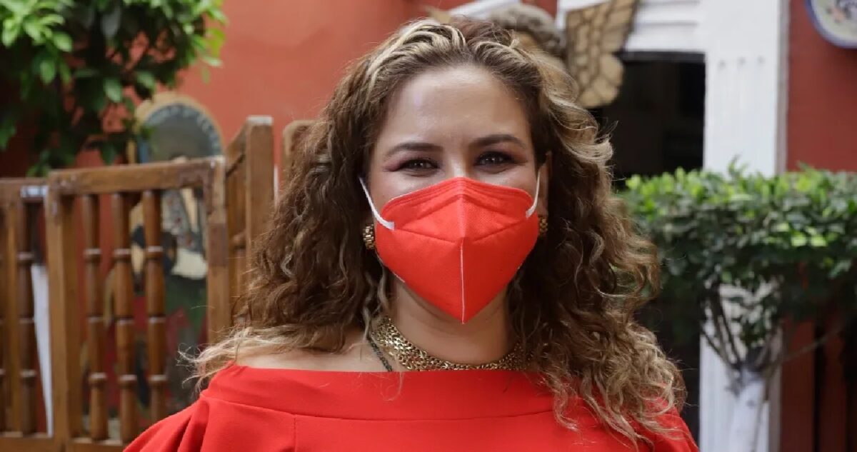 Ayer, familiares, amigos y activistas velaron a la abogada Cecilia Monzón en una funeraria de San Andrés Cholula desde la mañana. A la par, feministas de Puebla acudieron a la Fiscalía General del Estado (FGE) para exigir justicia en el caso. Durante la manifestación se intervino el edificio con la frase “Justicia para Cecilia, abogada de las mujeres”.