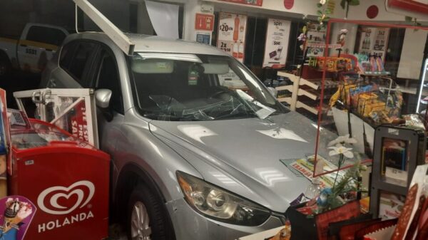 Pierde el control y se estrella contra tienda de conveniencia