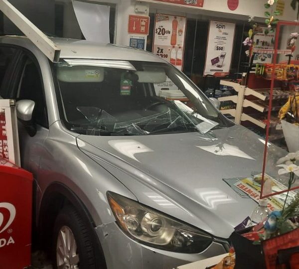 Pierde el control y se estrella contra tienda de conveniencia
