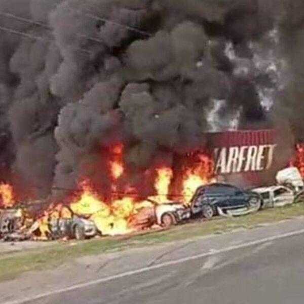 Traíler en Tabasco destruye 25 automóviles al chocar contra ellos