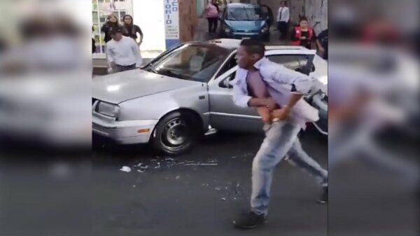 Tras chocar, sujeto corretea a balazos a conductor