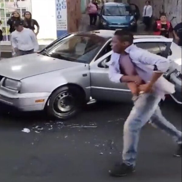 Tras chocar, sujeto corretea a balazos a conductor