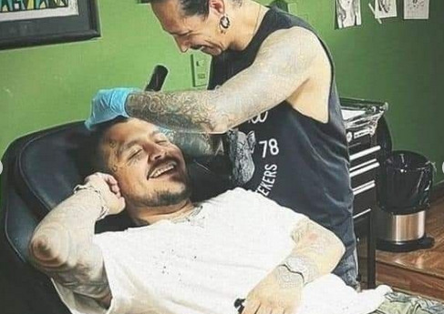 Con esta imagen Christian Nodal se cubrió el último tatuaje en honor a Belinda