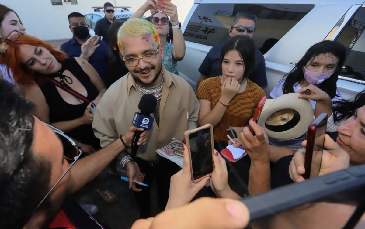 Critican a Christian Nodal por su nuevo look rubio