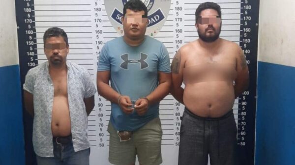 Caen cristaleros de autos en plaza comercial de Playa del Carmen.