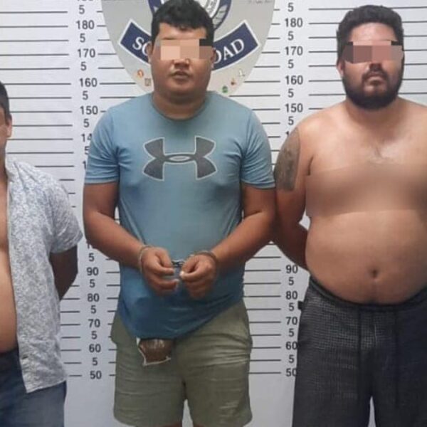 Caen cristaleros de autos en plaza comercial de Playa del Carmen.