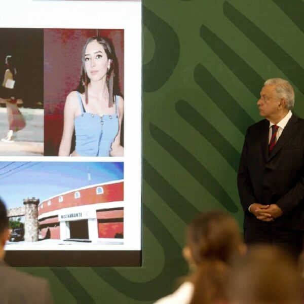 Ofrece AMLO a padres de Debanhi que no habrá impunidad