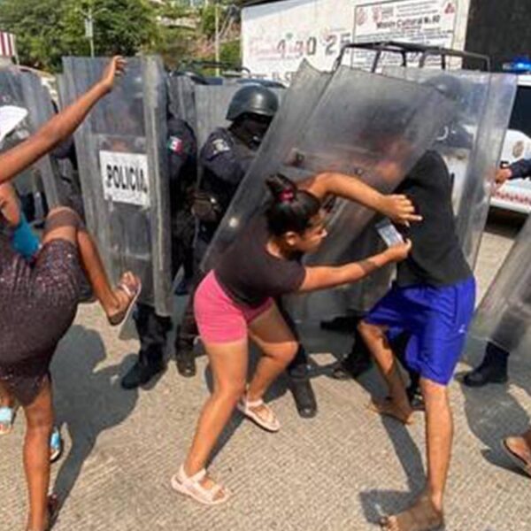 Antimotines disuelven protesta de mujeres en Acapulco