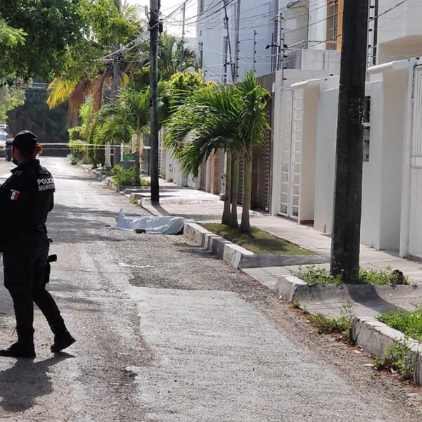 Ejecutan en Cancún de varios balazos a un hombre en la SM 50