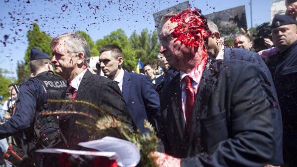 "Bañan" de pintura roja a embajador de Rusia en Polonia