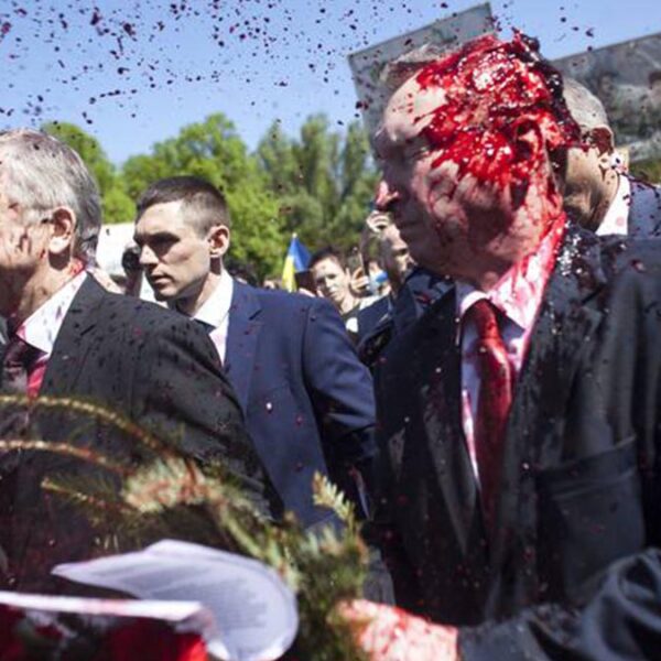 "Bañan" de pintura roja a embajador de Rusia en Polonia