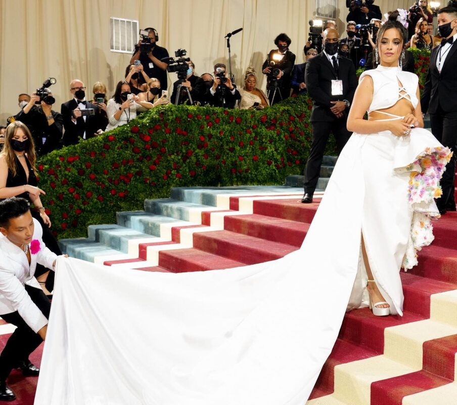 Camila Cabello La cantante mexicana-cubana llevó un traje de materiales reciclados diseñado por Prabal Gurung.