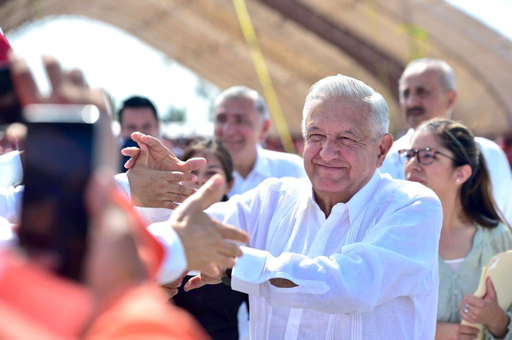 Conmemora AMLO el Día del Trabajo con miles de obreros en Dos Bocas; resaltan el presidente que la construcción de la refinería es un ejemplo mundial.